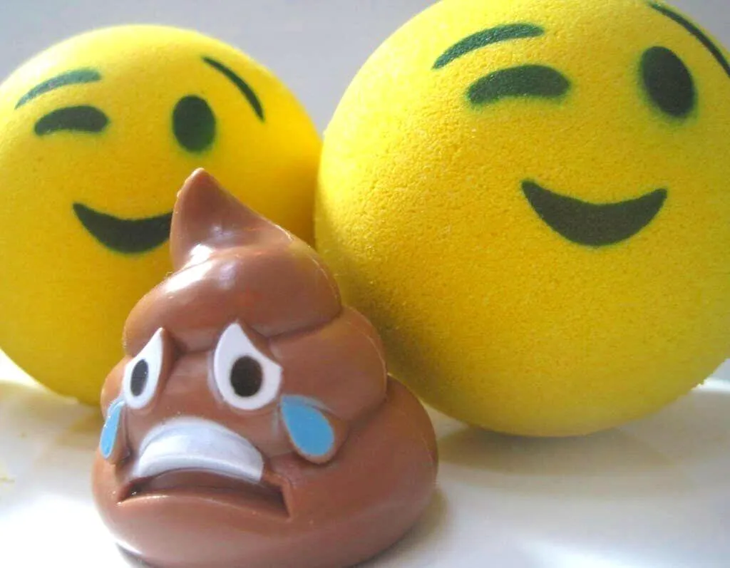 Emoji Bath Bombs Party Pack (with Toys Inside) - 6 ct