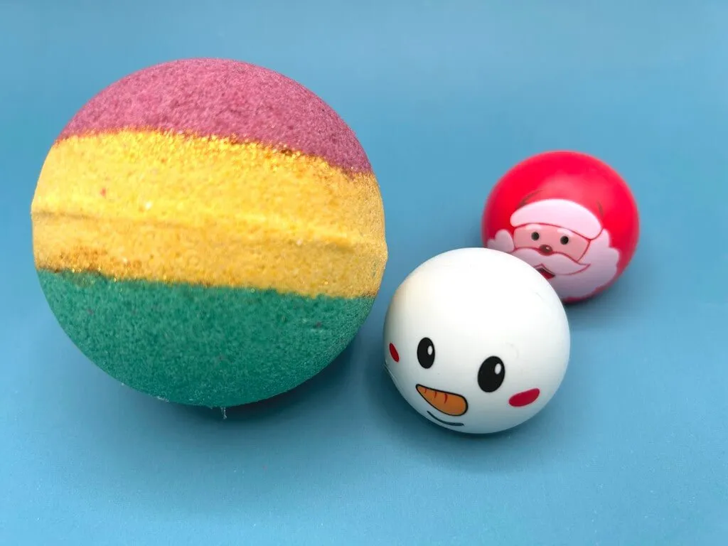 Holiday Kids Bath Bomb with Holiday Figure Pullback Racer Inside - Maroon/Gold/Green