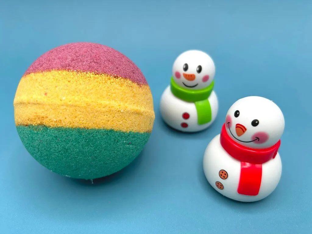 Holiday Kids Bath Bomb with Holiday Figure Pullback Racer Inside - Maroon/Gold/Green