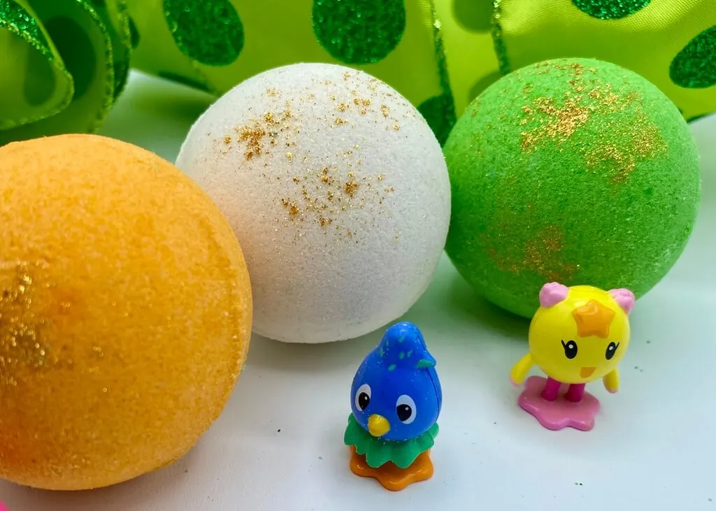 Mini Bath Bomb Gift Box with Cartoon Alien Inside - 4 ct