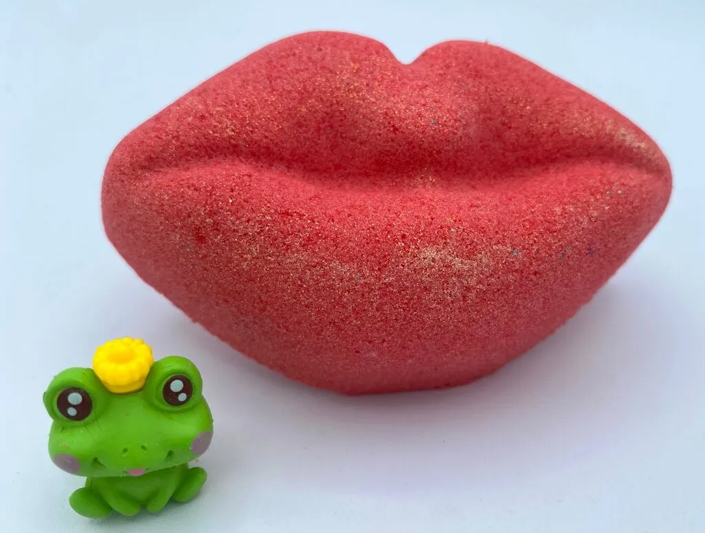 Valentine Lips Kids Bath Bomb with Frog Toy Inside