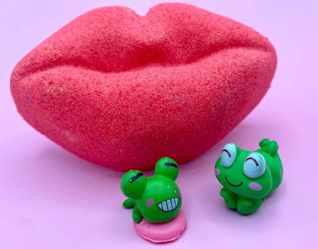 Valentine Lips Kids Bath Bomb with Frog Toy Inside